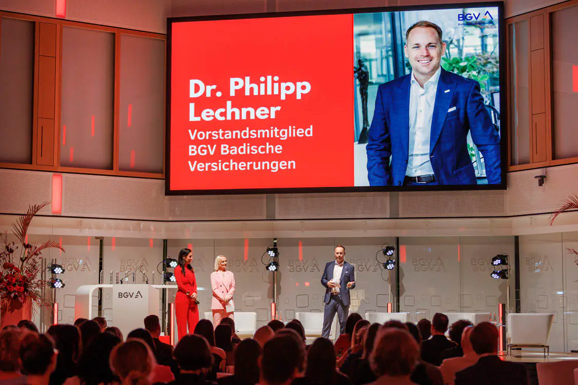 BGV-Lichthof-Eventfotograf - Dr. Lechner bei der BGV in Karlsruhe