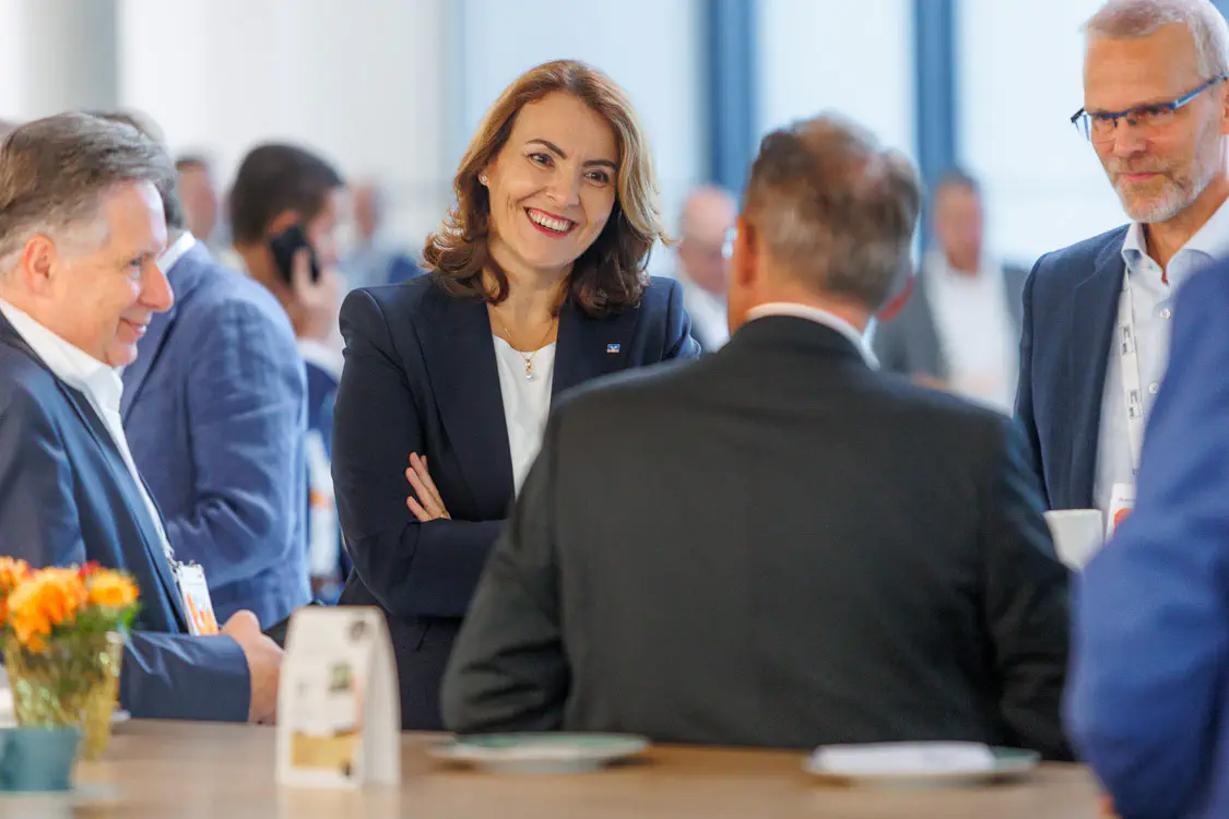 Personen im Gespräch beim Banking-Kongress in Karlsruhe-Eventfotografie