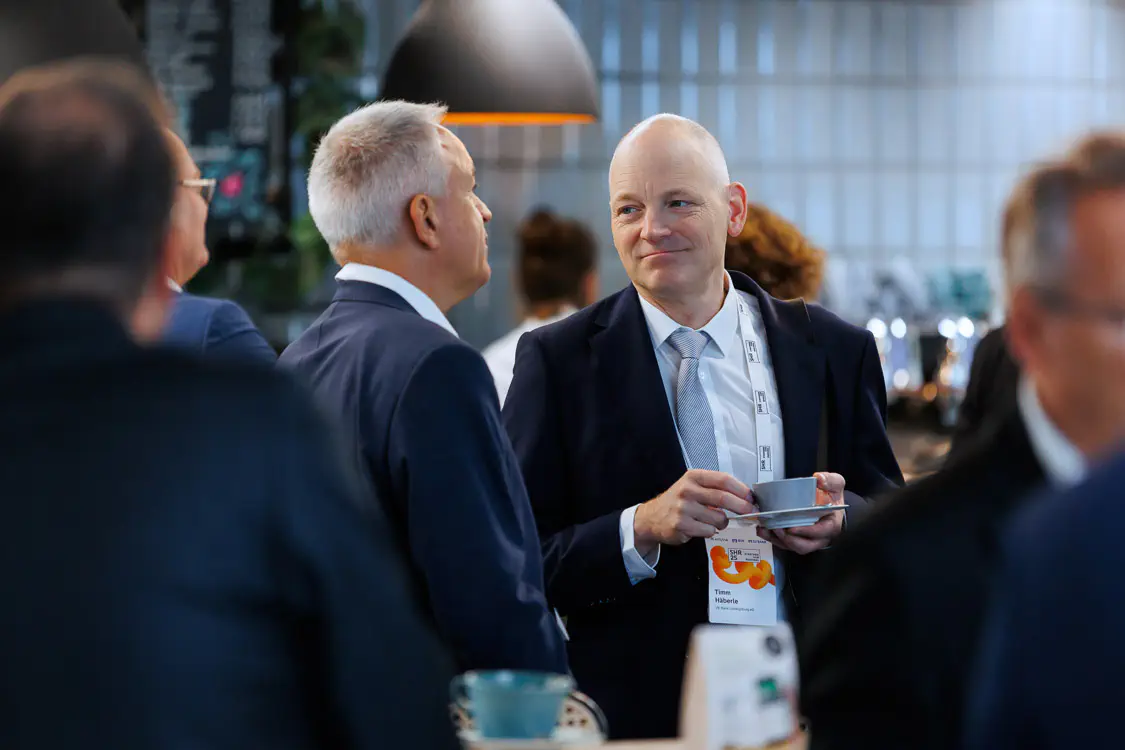 Eventpause. Mann mit Kaffeetasse.