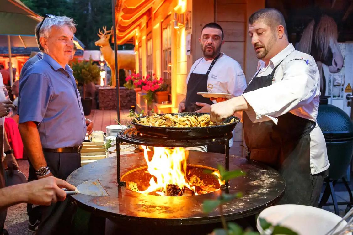 Eventfotografie, Grillen mit Show-Effekt.
